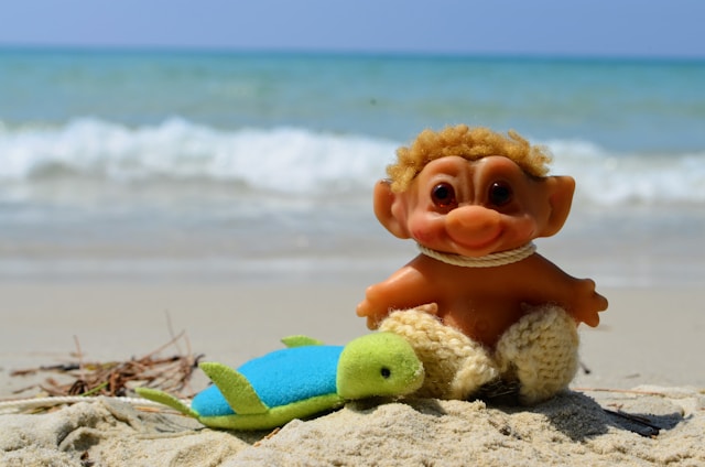 kinderen speelgoed op vakantie